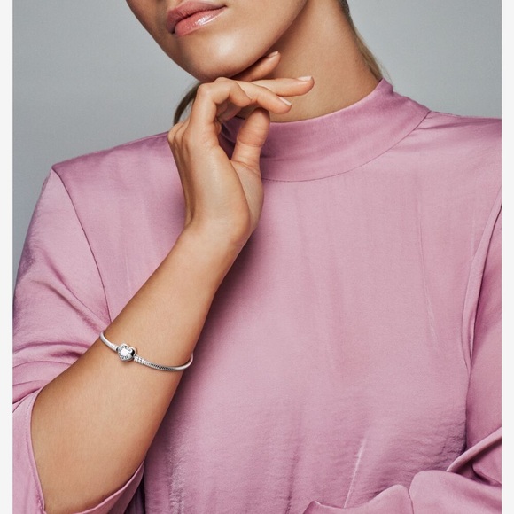 Authentic Pandora Moments Heart Clasp Bracelet - Picture 5 of 5